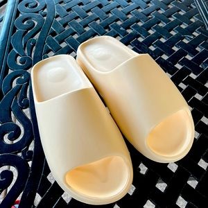 Yeezy slides size 12 in mens but a 11.5 can fin in them.